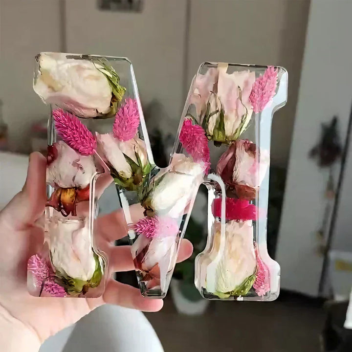 LumiFlair Natlampe med Blomsterbogstav | Personligt lys i resin med blødt LED-lys
