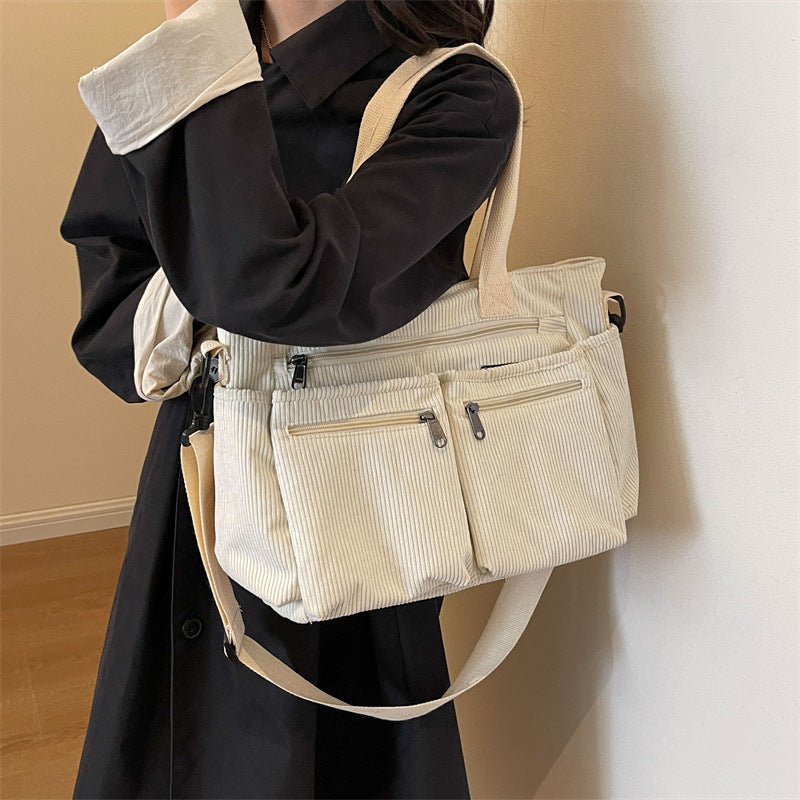 Trendy skuldertaske i fløjlskord – VelvetVogue