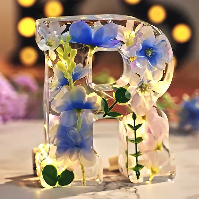 LumiFlair Natlampe med Blomsterbogstav | Personligt lys i resin med blødt LED-lys