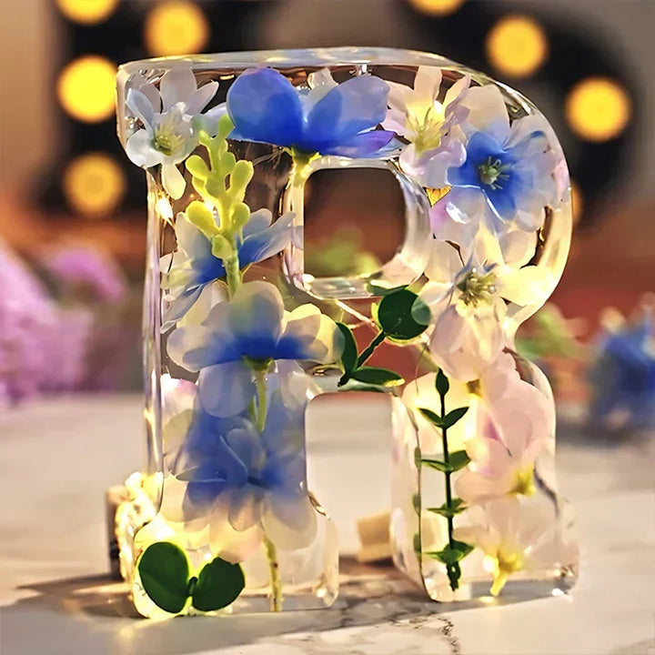 LumiFlair Natlampe med Blomsterbogstav | Personligt lys i resin med blødt LED-lys