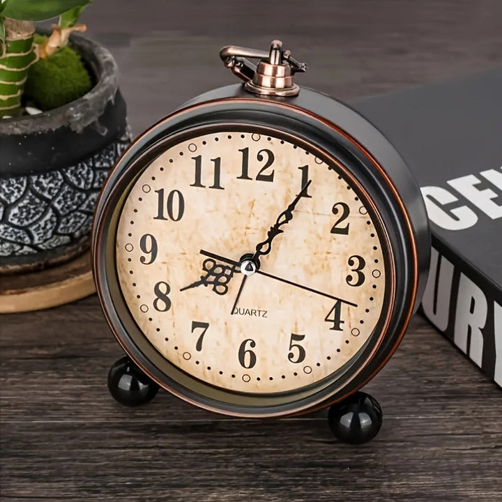 Retro alarm ur i metal med lydløs bevægelse – Klassiske dimensioner til soveværelse eller skrivebord