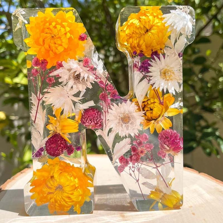 LumiFlair Natlampe med Blomsterbogstav | Personligt lys i resin med blødt LED-lys
