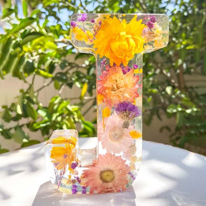 LumiFlair Natlampe med Blomsterbogstav | Personligt lys i resin med blødt LED-lys