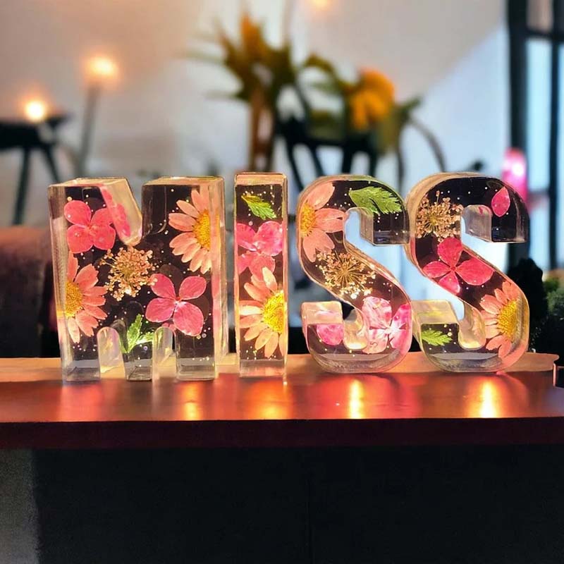 LumiFlair Natlampe med Blomsterbogstav | Personligt lys i resin med blødt LED-lys