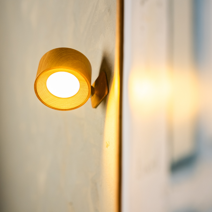 Trådløs LED-væglampe med 360° rotation, touchdæmpning, 3 lysfarver og USB-C-batteri