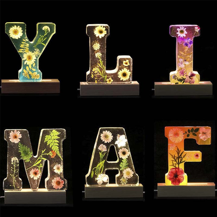 LumiFlair Natlampe med Blomsterbogstav | Personligt lys i resin med blødt LED-lys