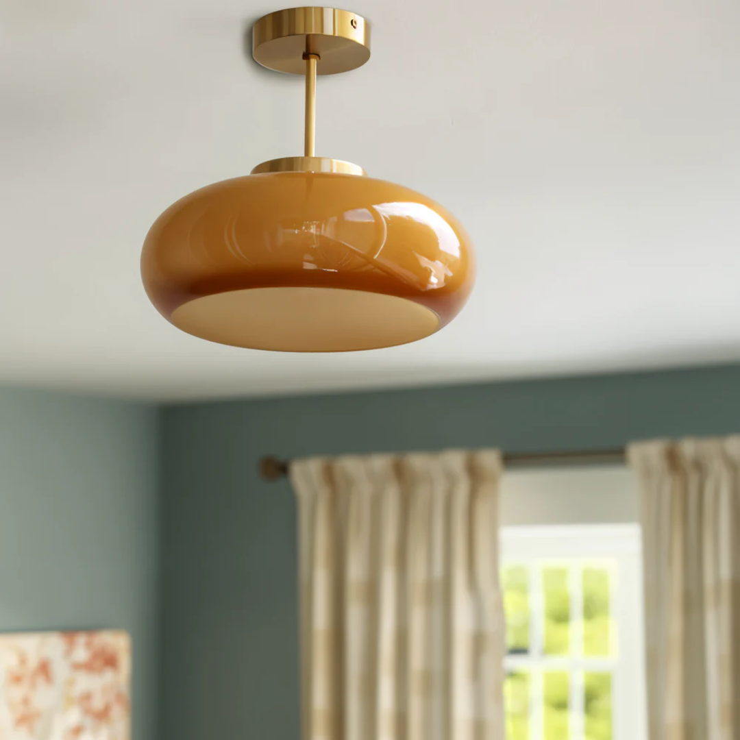 Loftlampe i glas med afrundet lampeskærm og metalstamme