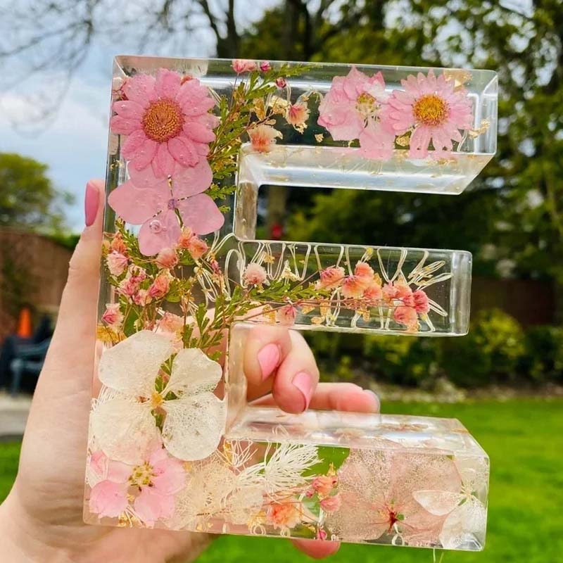 LumiFlair Natlampe med Blomsterbogstav | Personligt lys i resin med blødt LED-lys
