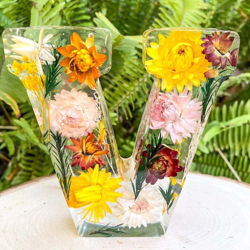 LumiFlair Natlampe med Blomsterbogstav | Personligt lys i resin med blødt LED-lys
