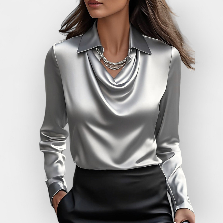 Elegant satinbluse med vandfaldskrave