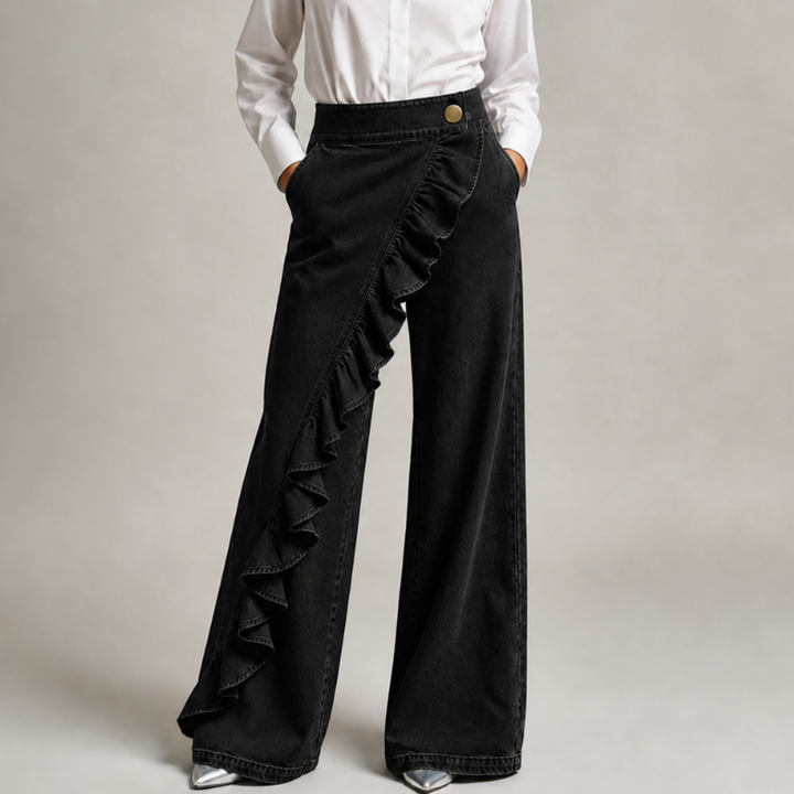 Vide jeans til damer med asymmetrisk volant i culotte-stil.