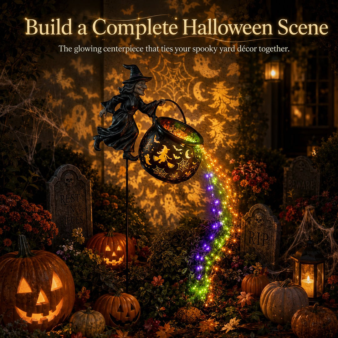 Halloween-heksekedel som havelampe med farverigt lys og uhyggelige projektioner