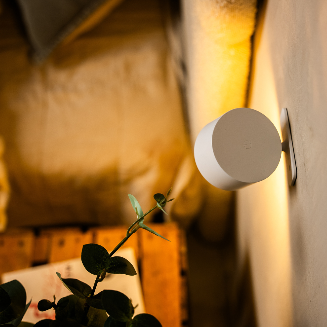 Trådløs LED-væglampe med 360° rotation, touchdæmpning, 3 lysfarver og USB-C-batteri