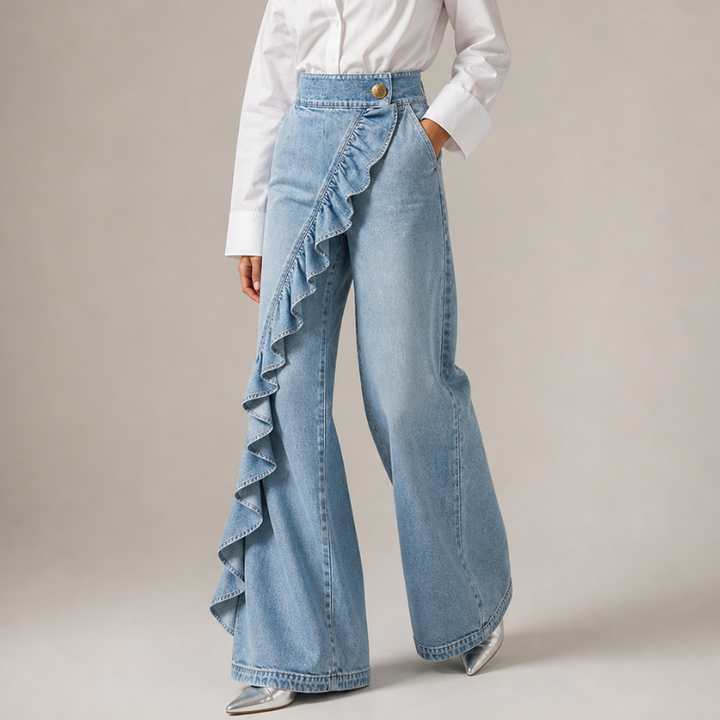 Vide jeans til damer med asymmetrisk volant i culotte-stil.