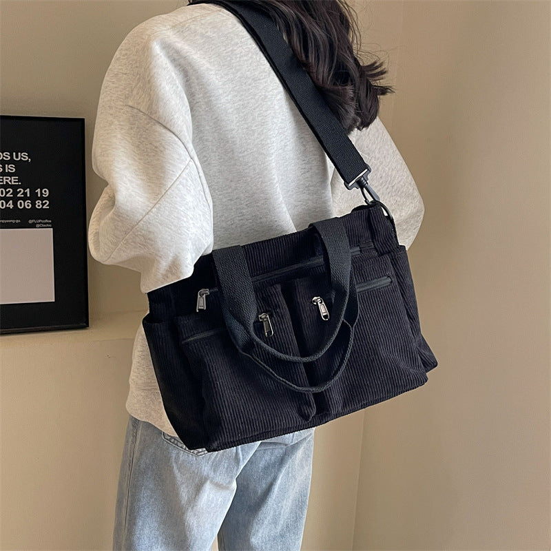 Trendy skuldertaske i fløjlskord – VelvetVogue