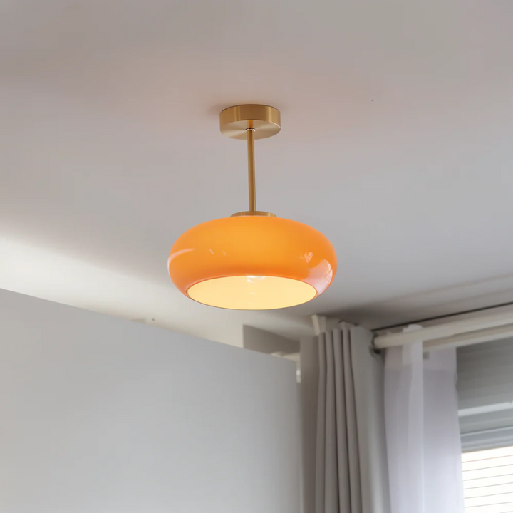 Loftlampe i glas med afrundet lampeskærm og metalstamme