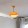 Loftlampe i glas med afrundet lampeskærm og metalstamme