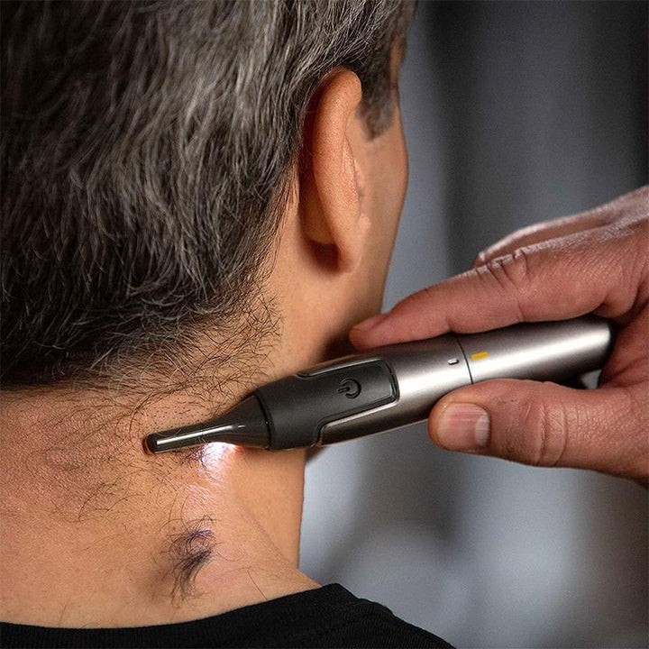 Professionel ultratynd præcisionstrimmer | Klinger i rustfrit titanium-stål | Indbygget LED-lys | Mikro-oscillationsteknologi | Til næse, ører og konturer