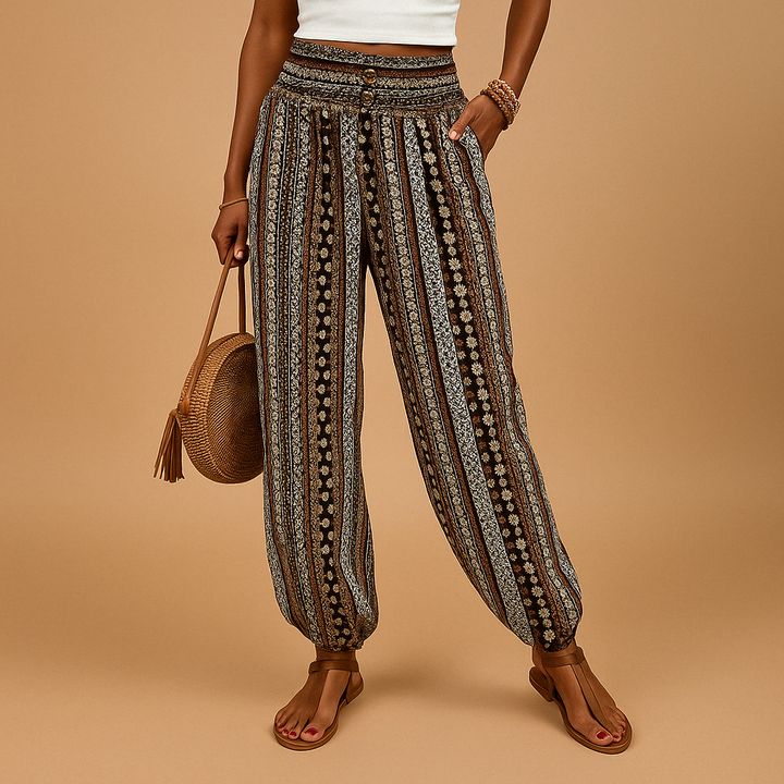 Hoge taille damesbroek met boho uitstraling en losvallende pasvorm, ideaal voor casual en chique zomerse outfits.