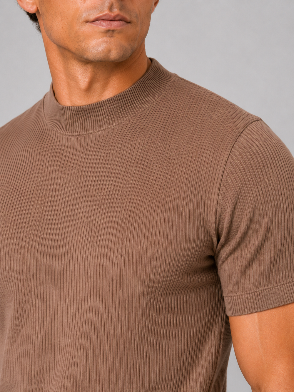 Ribbet T-shirt til herrer med opstående krave – tætsiddende stretch-top