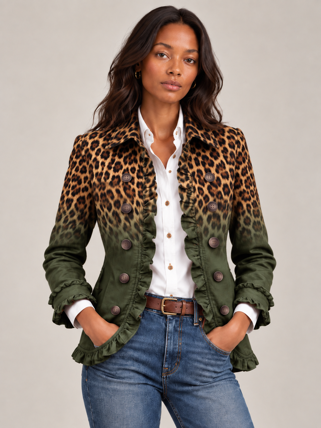 Dameblazer med leopardmønster i overgang og flæser med dobbeltradet front