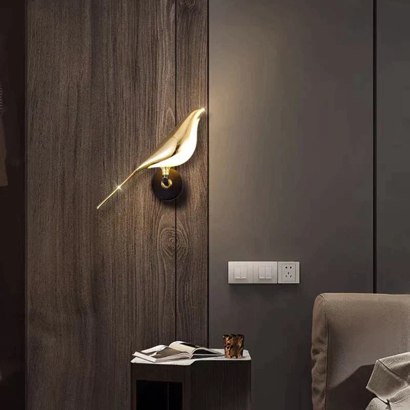 Moderne væglampe med fugle – AviaryGlow