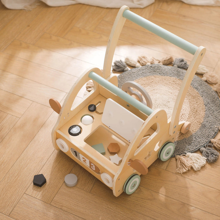 Gåvogn i træ med Montessori-legedele og spejle