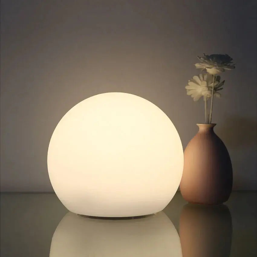 Genopladelig LED-kuglelampe med 16 farver og fjernbetjening