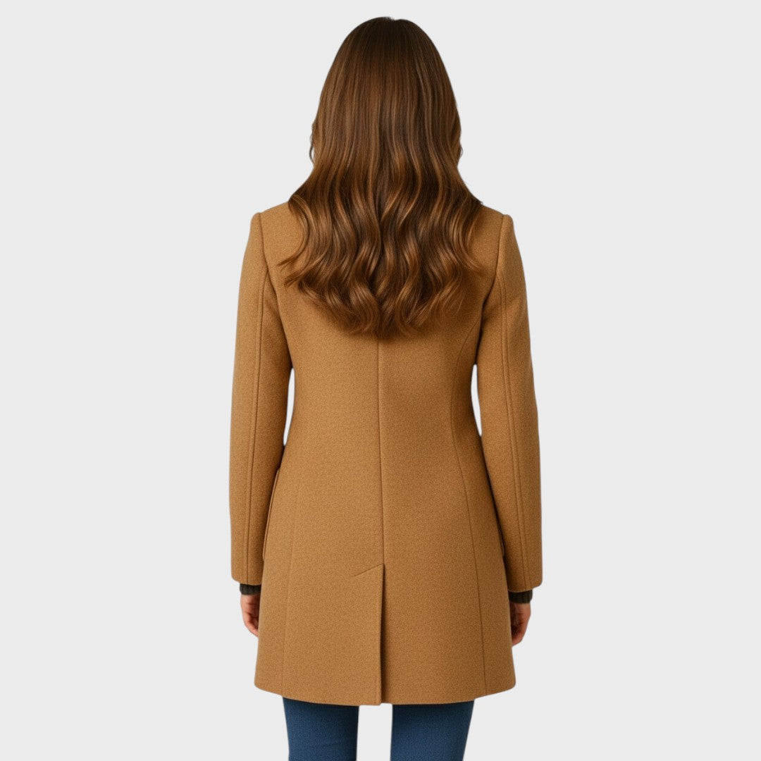 Taljeret damefrakke med knaplukning – elegant stil