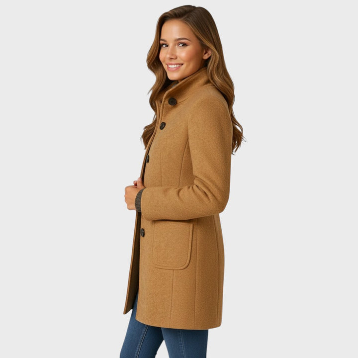 Taljeret damefrakke med knaplukning – elegant stil