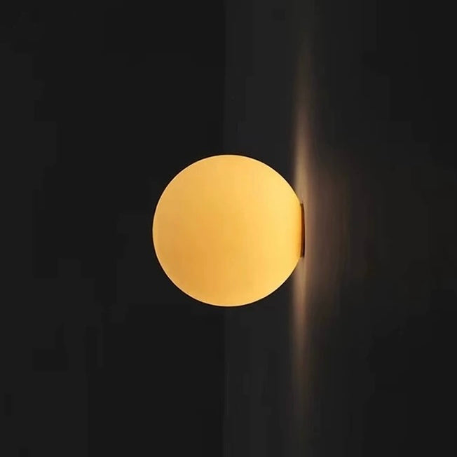Moderne LED-globevæglampe i mat glas, 1 lyskilde