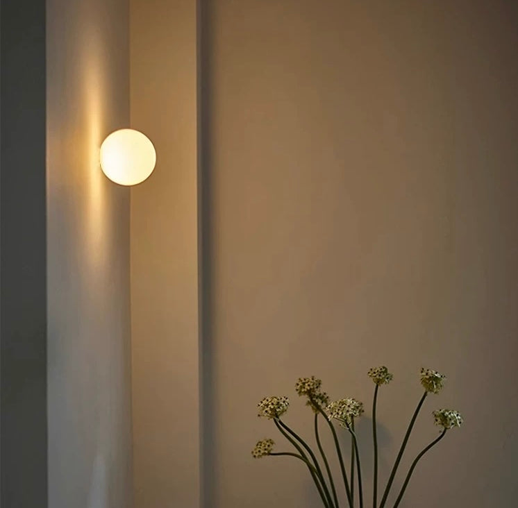 Moderne LED-globevæglampe i mat glas, 1 lyskilde