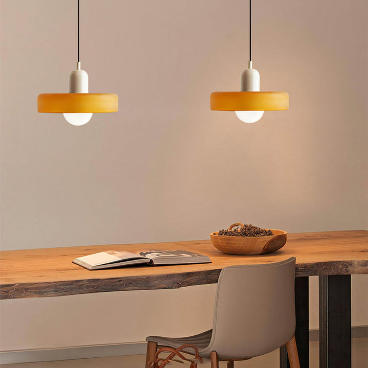 Farverig pendellampe i Bauhaus-stil - StiloGlas