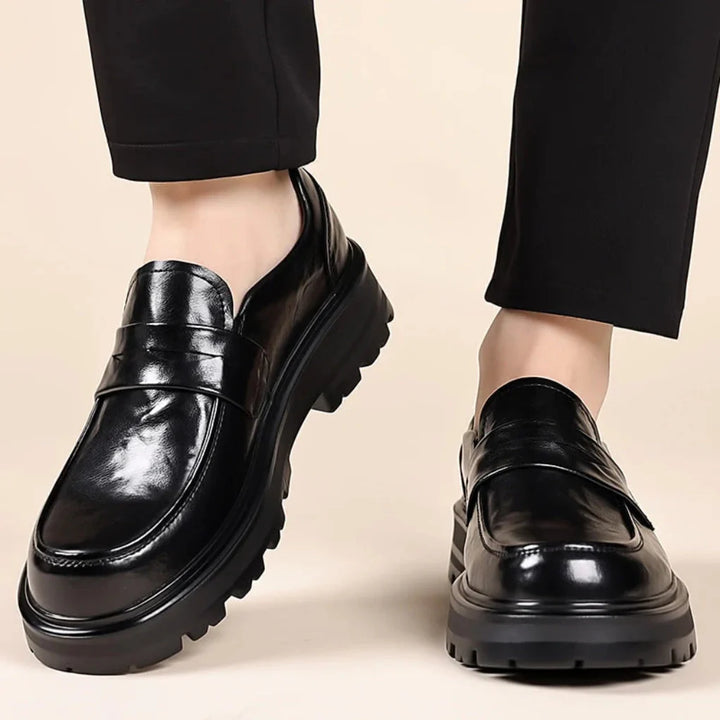 Herreloafers i læder med penny-rem og mock-toe-mønster