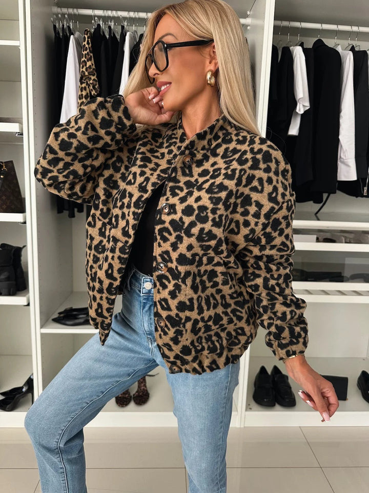 Jakke med leopardprint og knapper foran i bomberform