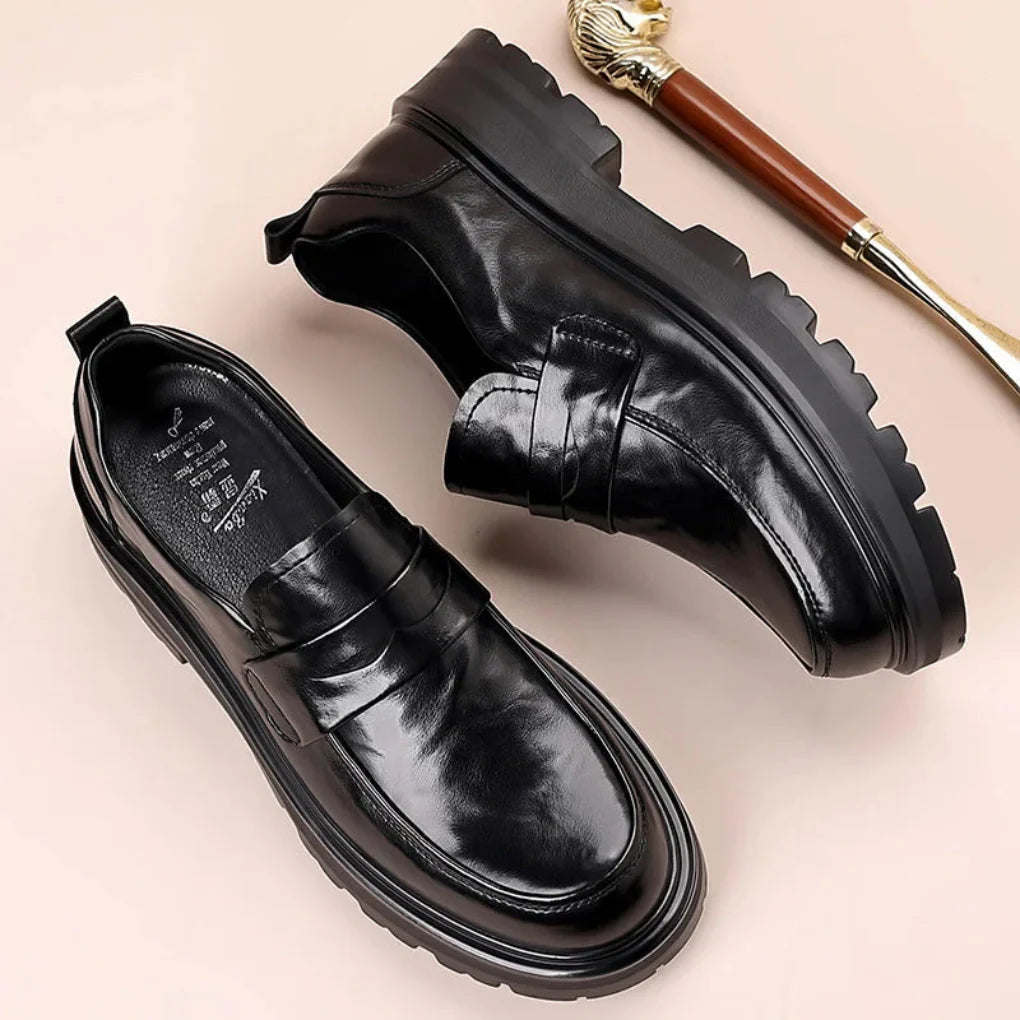 Herreloafers i læder med penny-rem og mock-toe-mønster