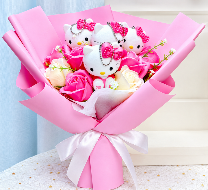 Bouquet af farverige kunstige blomster med Kitty-figurer til gaver og dekoration