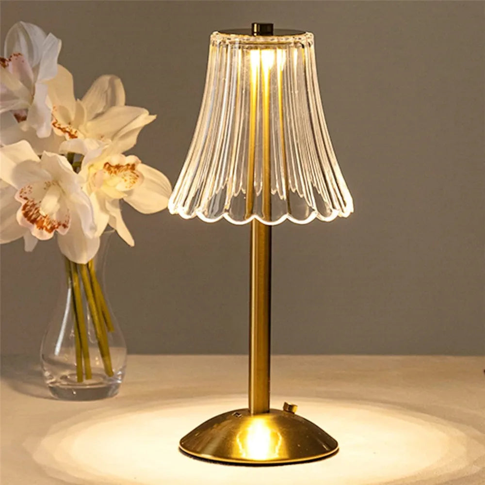 Elegant LED-bordlampe med lampeskærm i krystal og guldfinish – touch-tænding