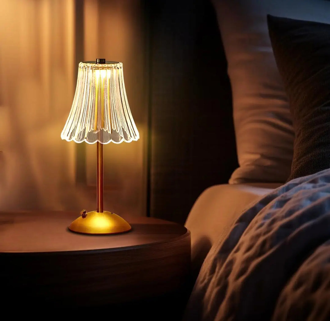 Elegant LED-bordlampe med lampeskærm i krystal og guldfinish – touch-tænding