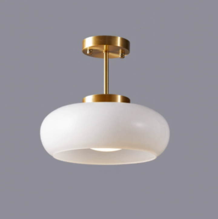 Loftlampe i glas med afrundet lampeskærm og metalstamme