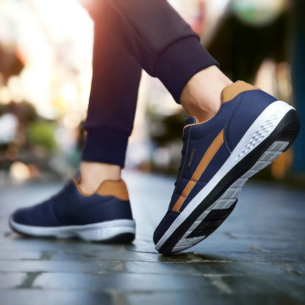 Elegante læder-sneakers til mænd med snøring foran og sidepanel