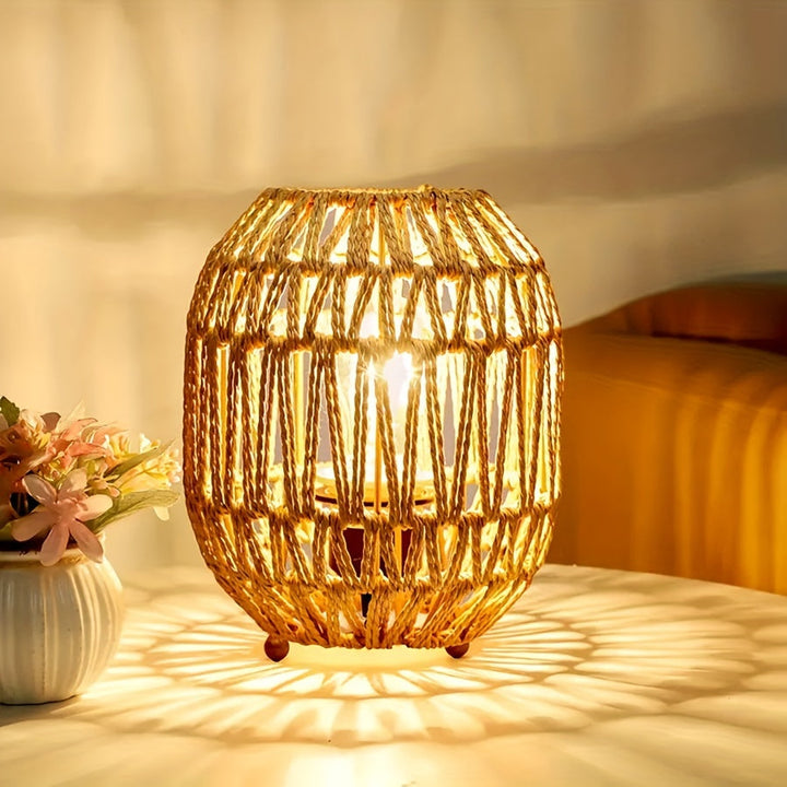 Boheme Rattan Bordlampe – Håndlavet Lysaccent til Soveværelse eller Stue