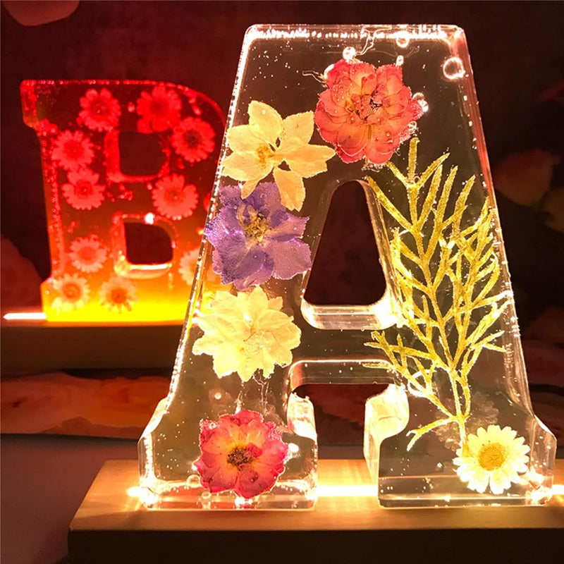 LumiFlair Natlampe med Blomsterbogstav | Personligt lys i resin med blødt LED-lys