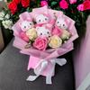 Bouquet af farverige kunstige blomster med Kitty-figurer til gaver og dekoration