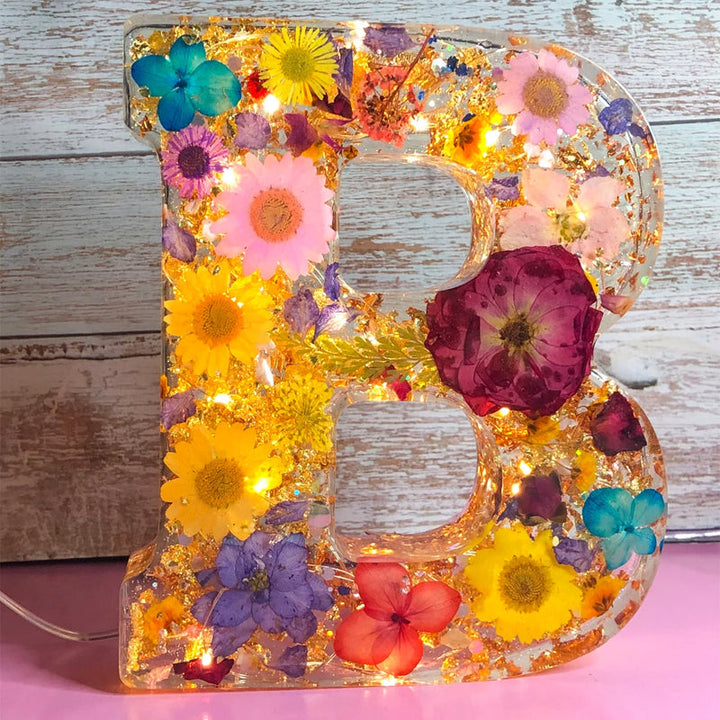 LumiFlair Natlampe med Blomsterbogstav | Personligt lys i resin med blødt LED-lys