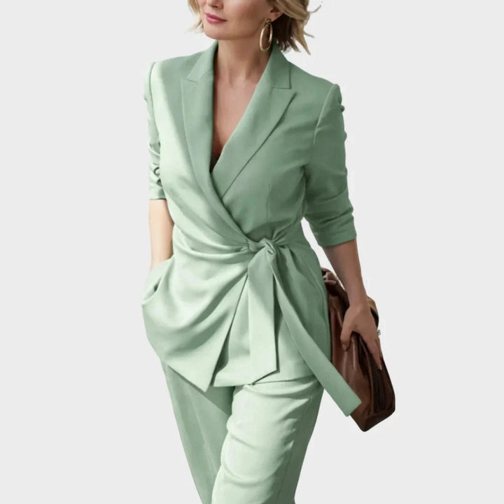 Dame-sæt med blazer og bukser med wrap-front og bindebælte