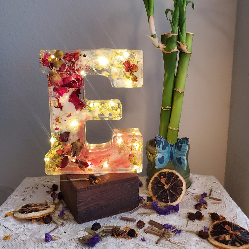 LumiFlair Natlampe med Blomsterbogstav | Personligt lys i resin med blødt LED-lys