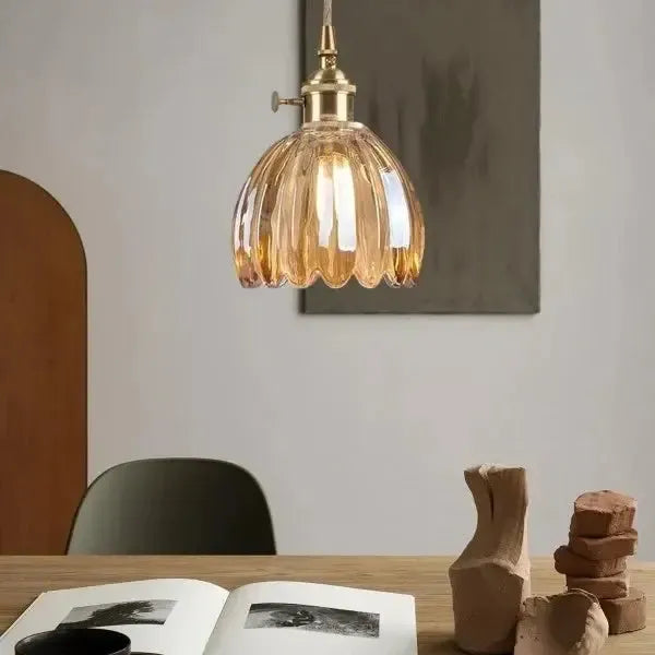 Elegant pendellampe i glas i blomsterform - stemningslys
