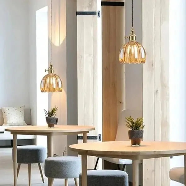 Elegant pendellampe i glas i blomsterform - stemningslys
