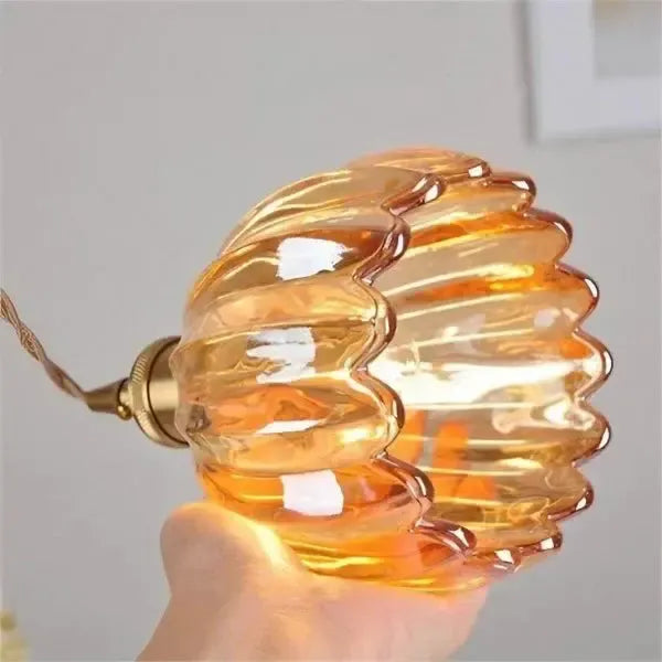 Elegant pendellampe i glas i blomsterform - stemningslys
